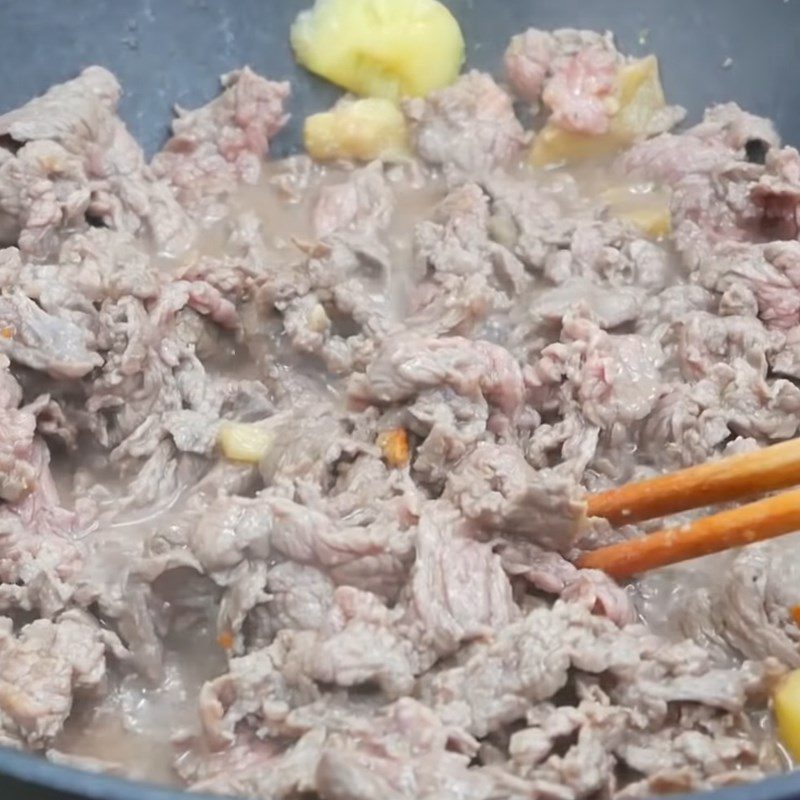 Step 5 Stir-fry the beef for Beef Salad with Rice Paddy Herb