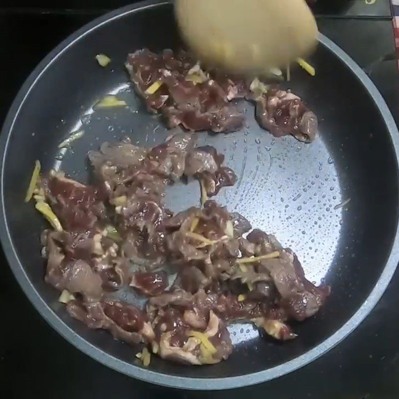 Step 4 Stir-fry beef Beef stir-fried with shiitake mushrooms