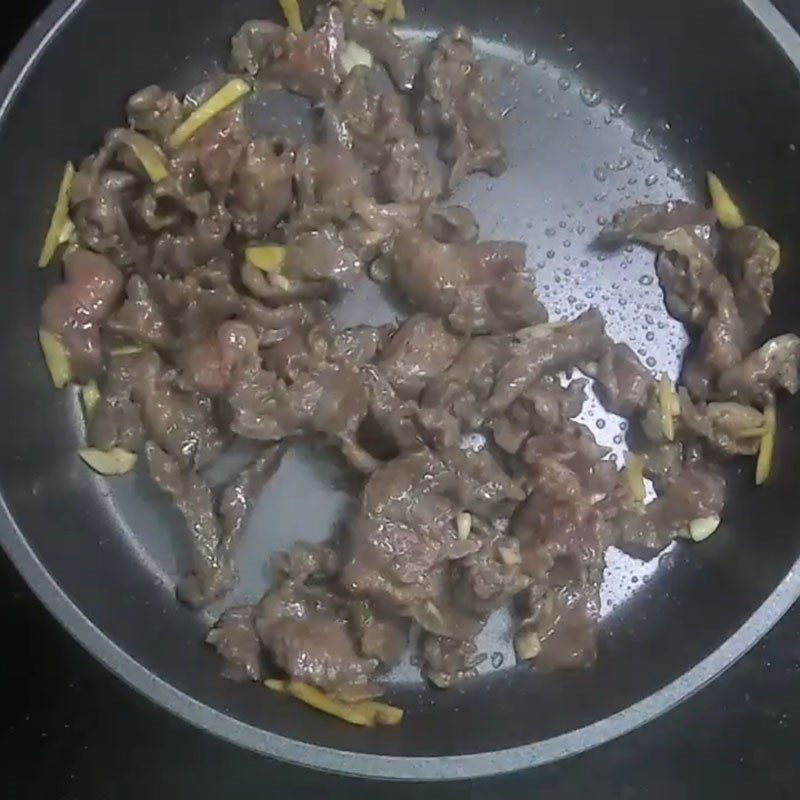 Step 4 Stir-fry beef Beef stir-fried with shiitake mushrooms