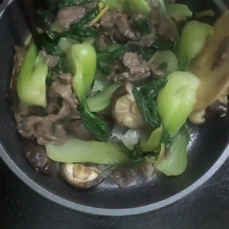 Step 4 Stir-fry beef Beef stir-fried with shiitake mushrooms