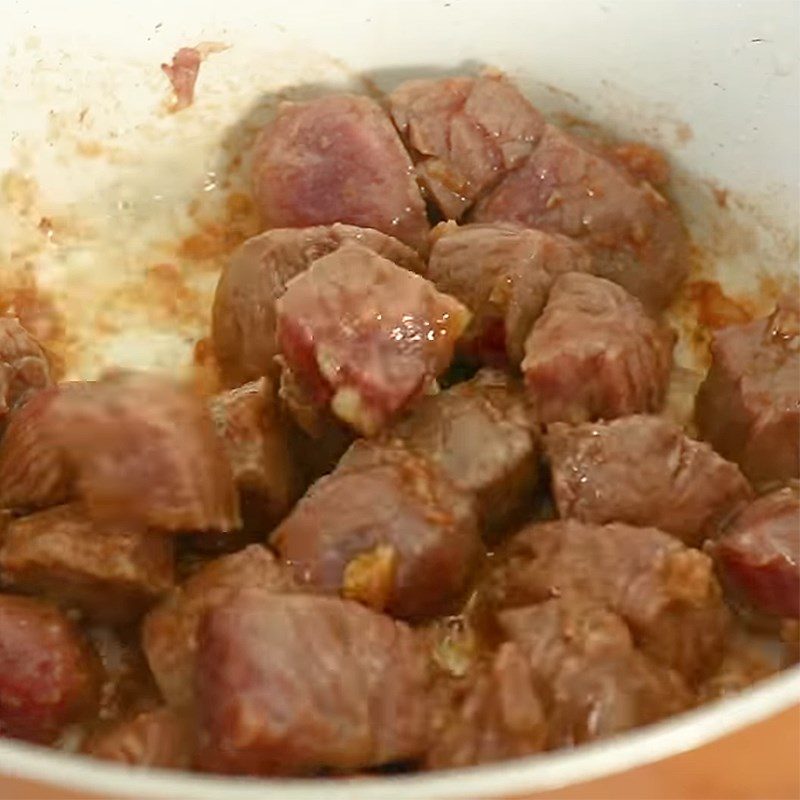 Step 4 Stir-fry the beef Beef stew with pumpkin and lotus seeds