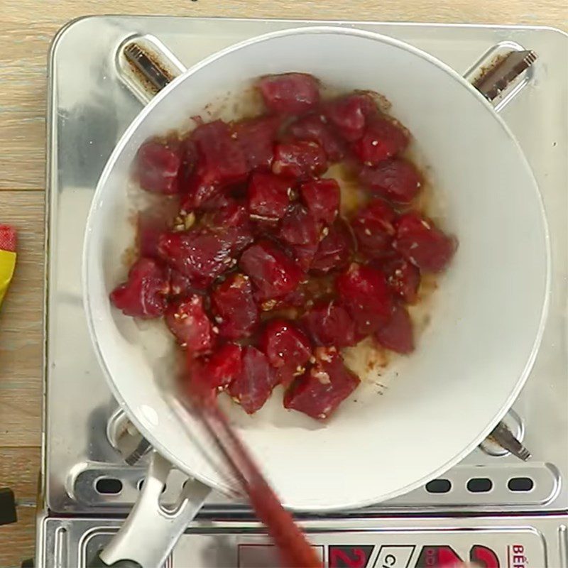 Step 4 Stir-fry the beef Beef stew with pumpkin and lotus seeds