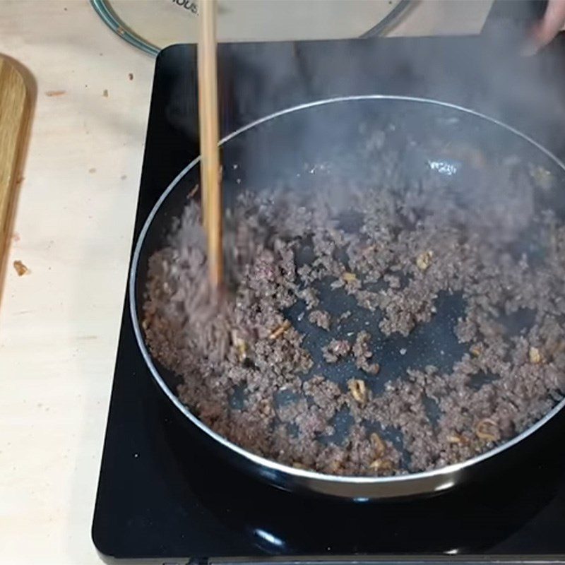Step 4 Stir-fry pigeon meat Pigeon sticky rice