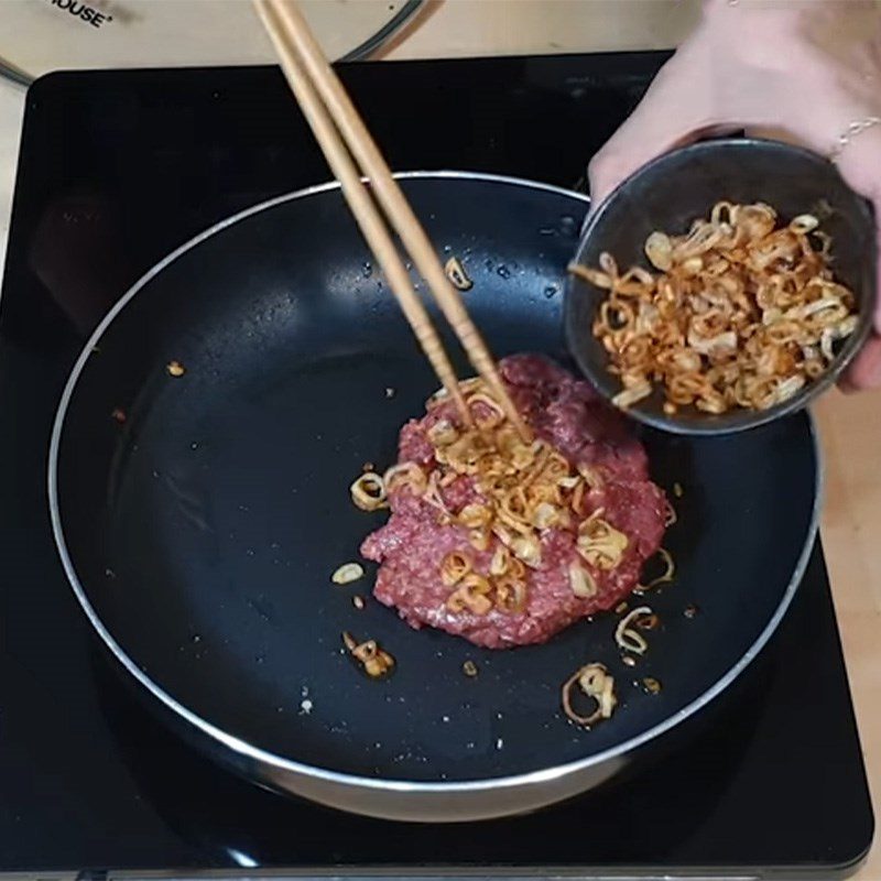 Step 4 Stir-fry pigeon meat Pigeon sticky rice