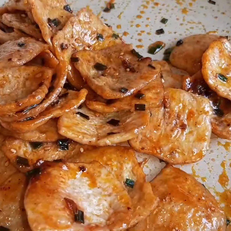 Step 2 Stir-fried vegetarian meat Vegetarian mushroom rolls grilled