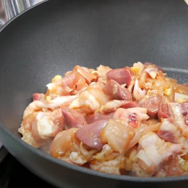 Step 5 Stir-fry chicken Spicy sour chicken noodles
