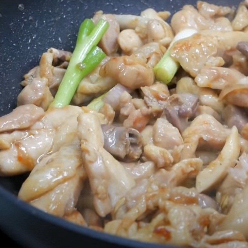 Step 5 Stir-fry chicken Spicy sour chicken noodles