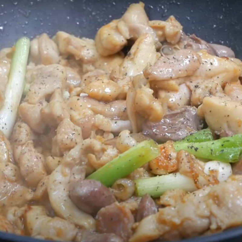 Step 5 Stir-fry chicken Spicy sour chicken noodles