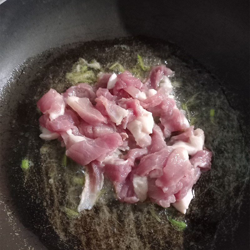 Step 3 Stir-fry pork with shallots Pork stir-fry with shallots
