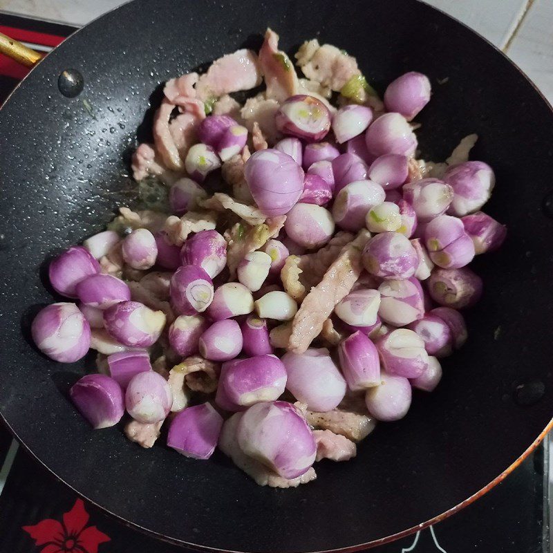 Step 3 Stir-fry pork with shallots Pork stir-fry with shallots