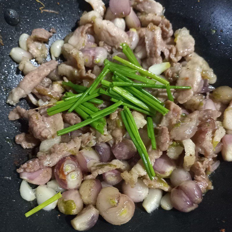 Step 3 Stir-fry pork with shallots Pork stir-fry with shallots