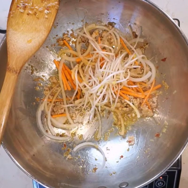 Step 3 Stir-fry pork with vegetables Sapporo ramen