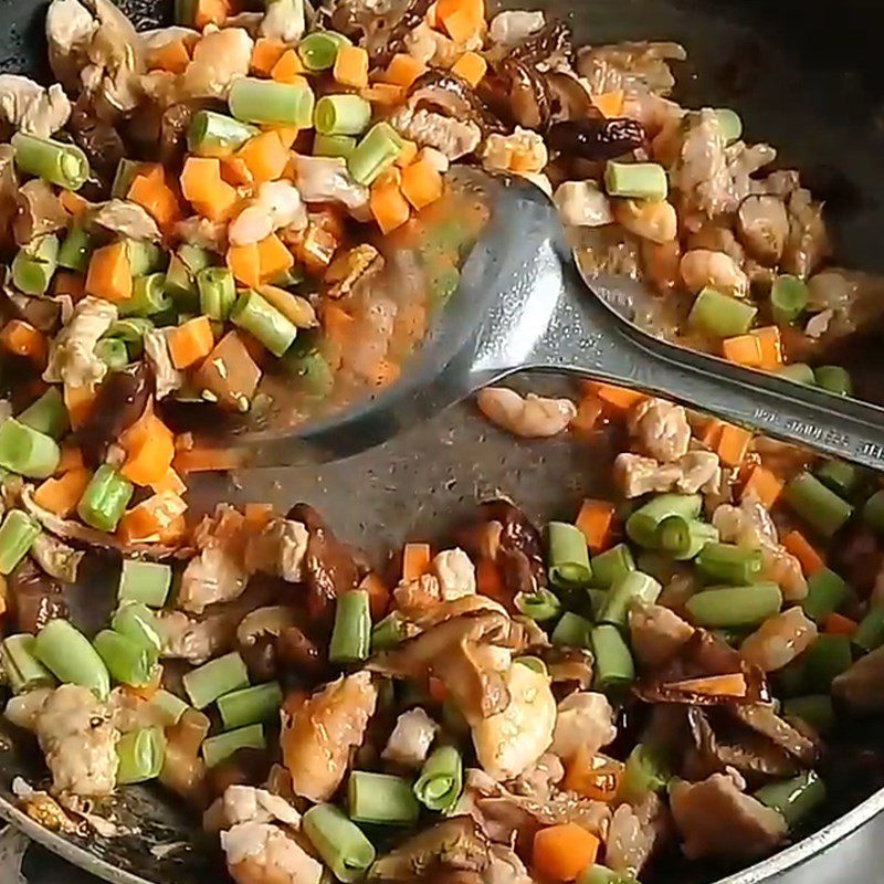 Step 3 Stir-fry meat, vegetables with quail eggs Brown rice steamed in lotus leaves