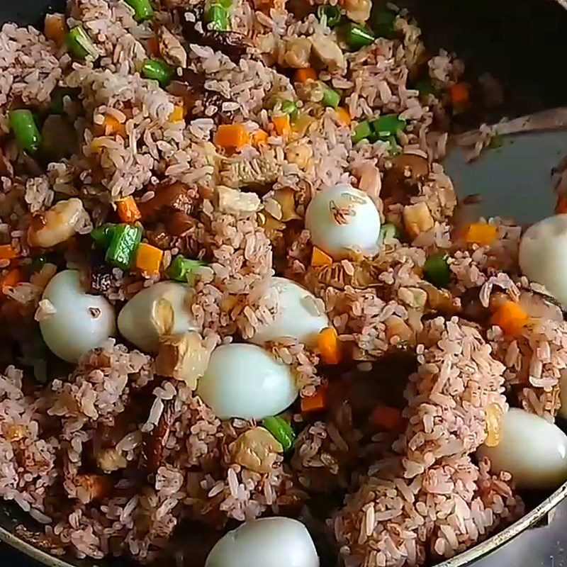 Step 3 Stir-fry meat, vegetables with quail eggs Brown rice steamed in lotus leaves