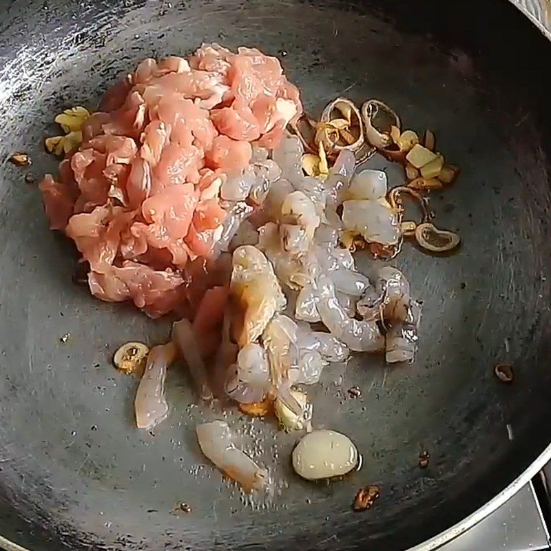 Step 3 Stir-fry meat, vegetables with quail eggs Brown rice steamed in lotus leaves