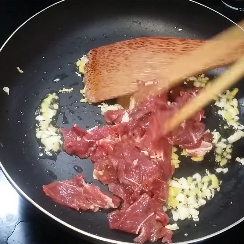Step 4 Stir-fry buffalo meat with onions Buffalo meat stir-fried with onions