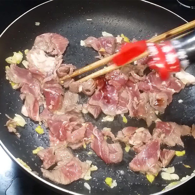 Step 4 Stir-fry buffalo meat with onions Buffalo meat stir-fried with onions