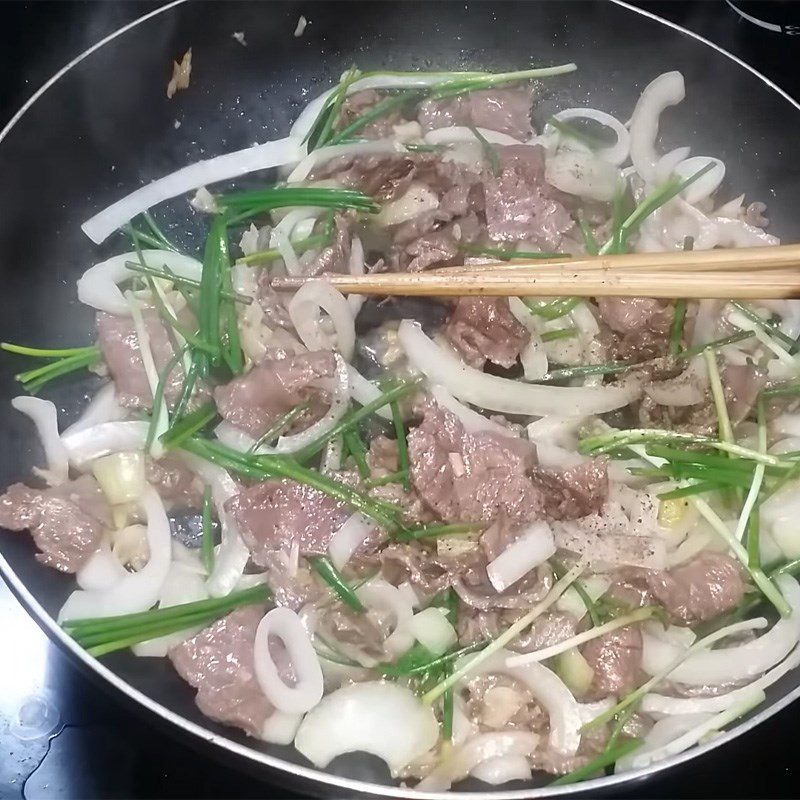 Step 4 Stir-fry buffalo meat with onions Buffalo meat stir-fried with onions