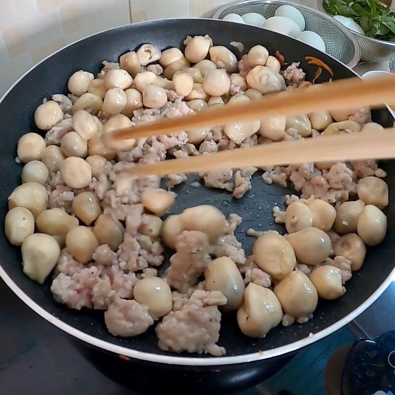 Step 3 Stir-fry meat and mushrooms Duck embryo porridge