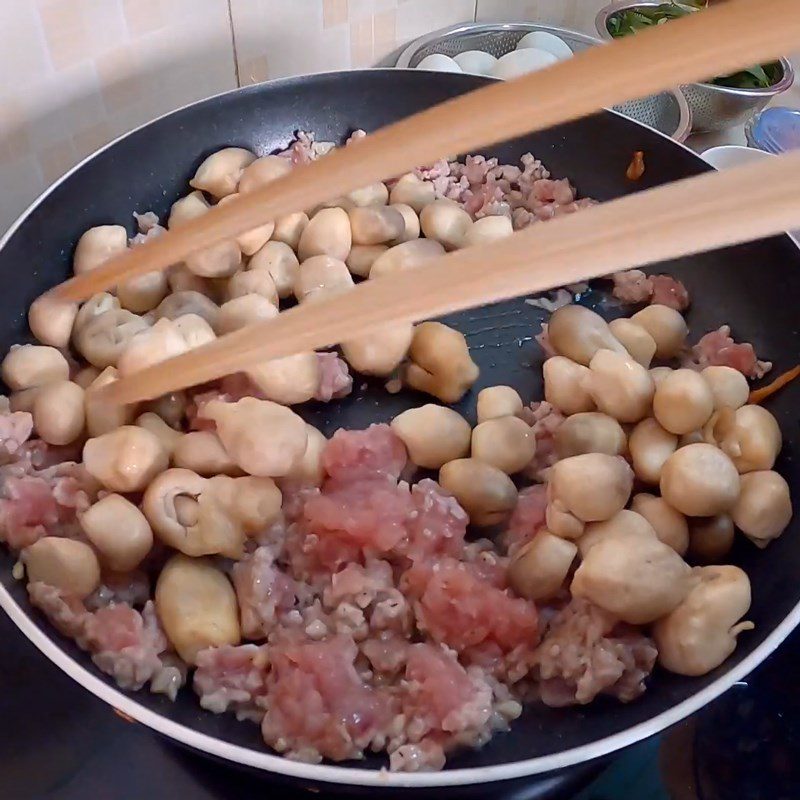 Step 3 Sautéing the meat and mushrooms for Duck Egg Porridge