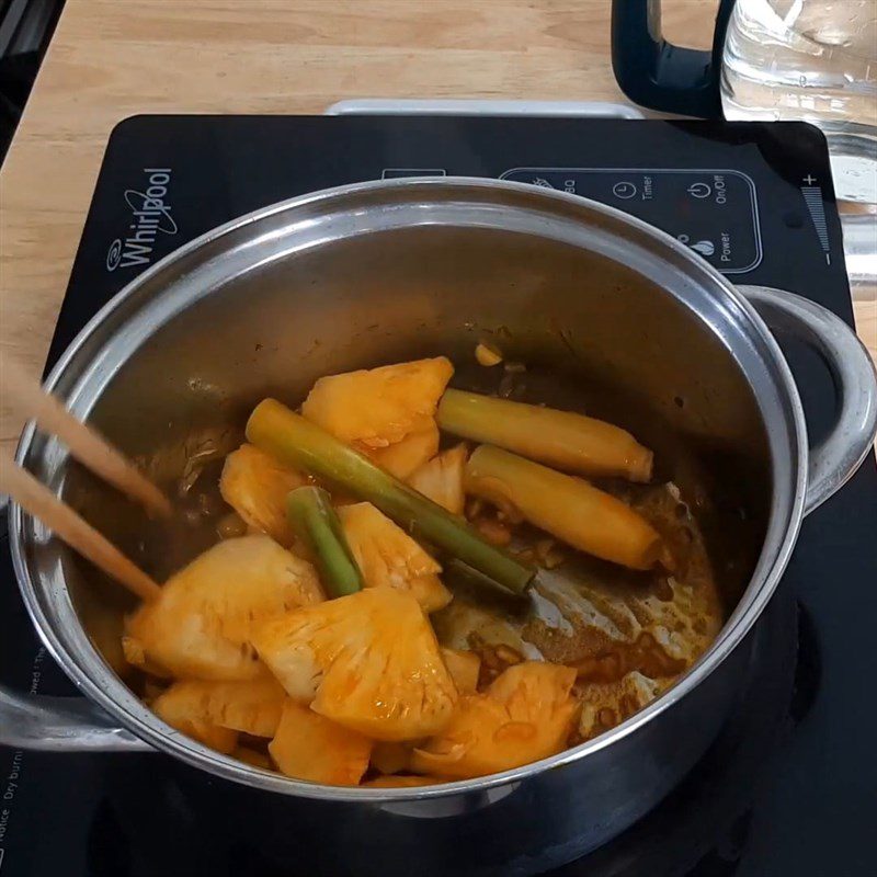 Step 3 Stir-fry pineapple and tomatoes Fish noodle soup