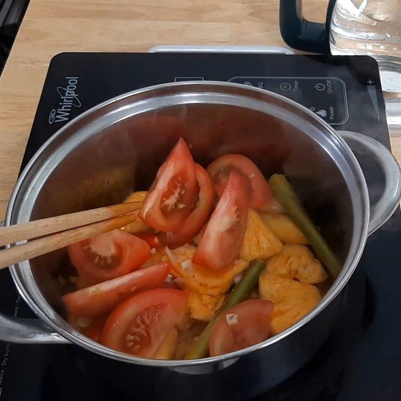 Step 3 Stir-fry, tomato Fish noodle soup