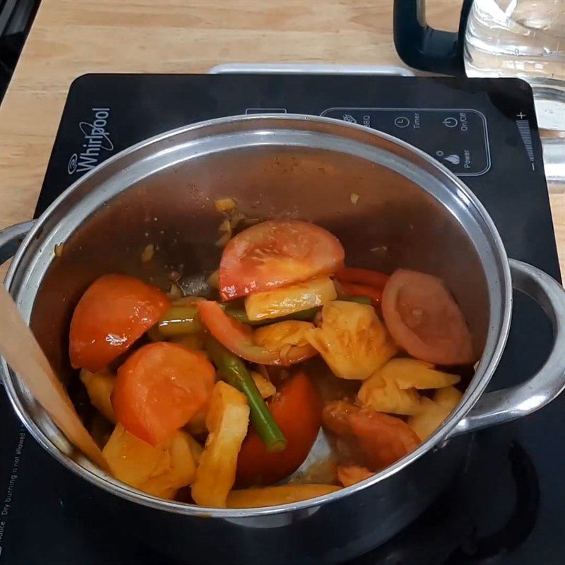 Step 3 Stir-fry, tomato Fish noodle soup