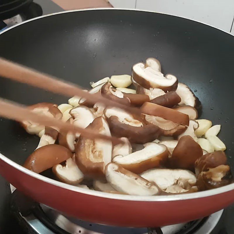 Step 3 Stir-fry garlic and shiitake mushrooms Stir-fried green beans with shiitake mushrooms