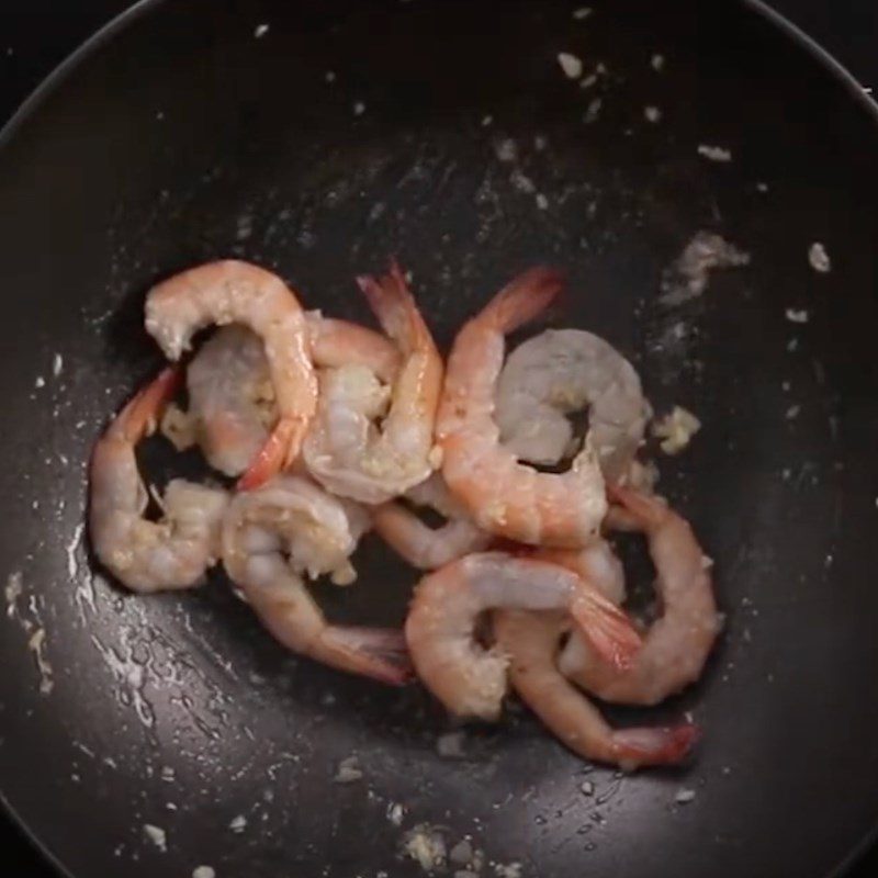 Step 3 Sauté the shrimp Sour shrimp soup with coconut heart