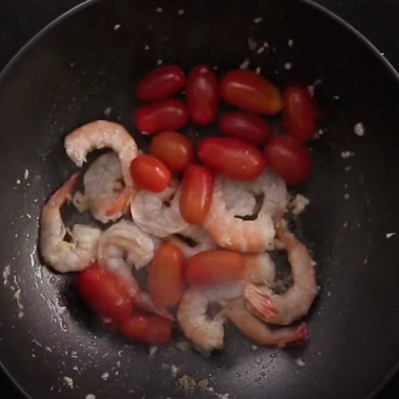 Step 3 Sauté the shrimp Sour shrimp soup with coconut heart