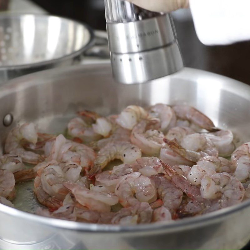 Step 2 Stir-fried shrimp Zucchini shrimp spaghetti