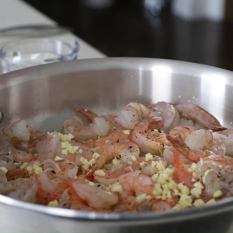 Step 2 Stir-fried shrimp Zucchini shrimp spaghetti