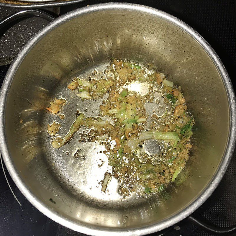 Step 2 Stir-fry dried shrimp Squash soup with dried shrimp and mushrooms