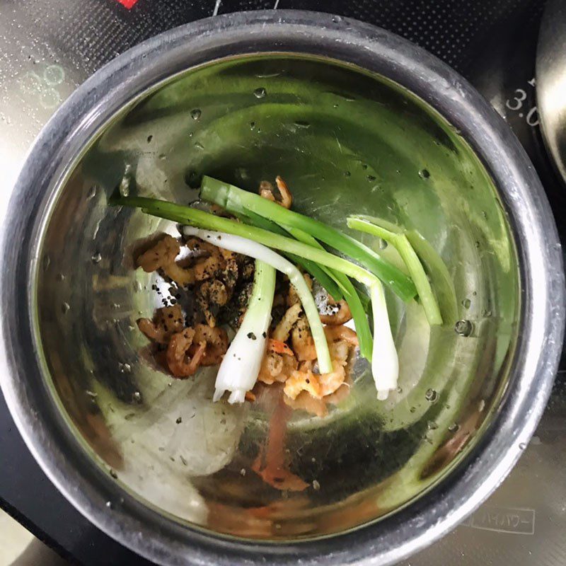 Step 2 Stir-fry dried shrimp Squash soup with dried shrimp and mushrooms