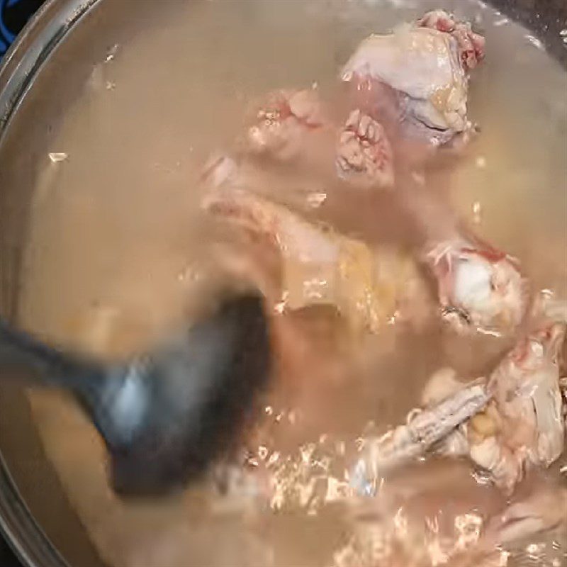Step 3 Sauté chicken bones and cook chicken broth Bitter melon chicken soup
