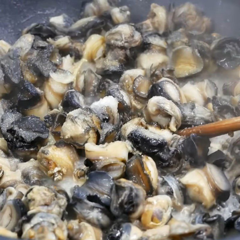 Step 1 Prepare and stir-fry snails Steamed Snail Cake