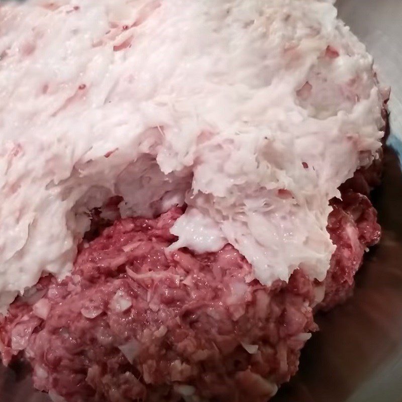 Step 3 Grind the throat and pork fat Boiled pork sausage