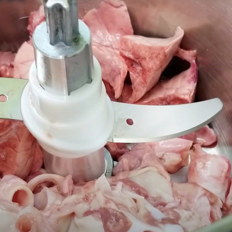 Step 3 Grind the throat and pork fat Boiled pork sausage