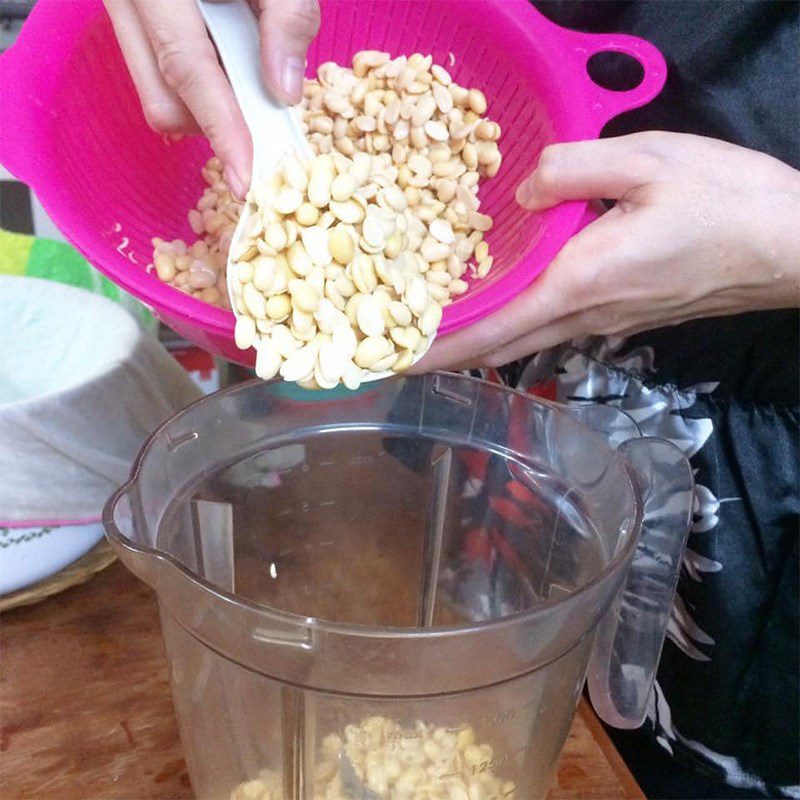 Step 2 Grind soybeans for tofu with agar powder using ground soybeans