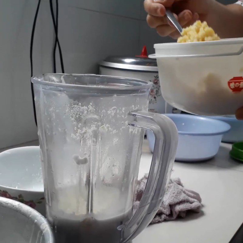 Step 4 Blend mung beans for steamed layer cake using rice cooker
