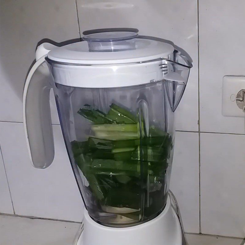 Step 1 Blend pandan leaves for Sweet Soup