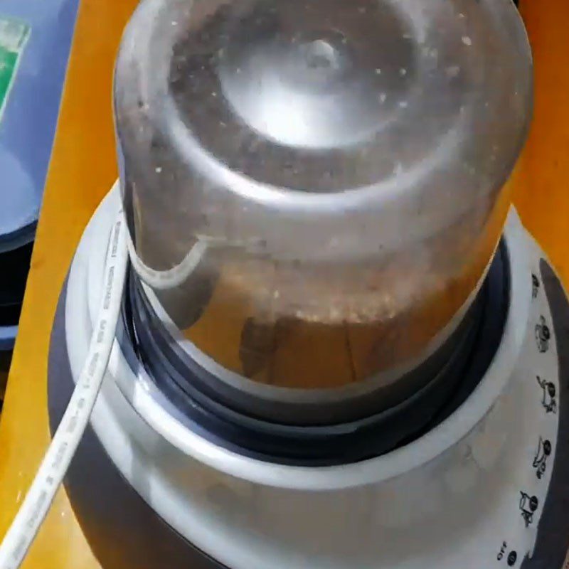 Step 2 Grinding brown rice and peanuts Brown rice peanut milk