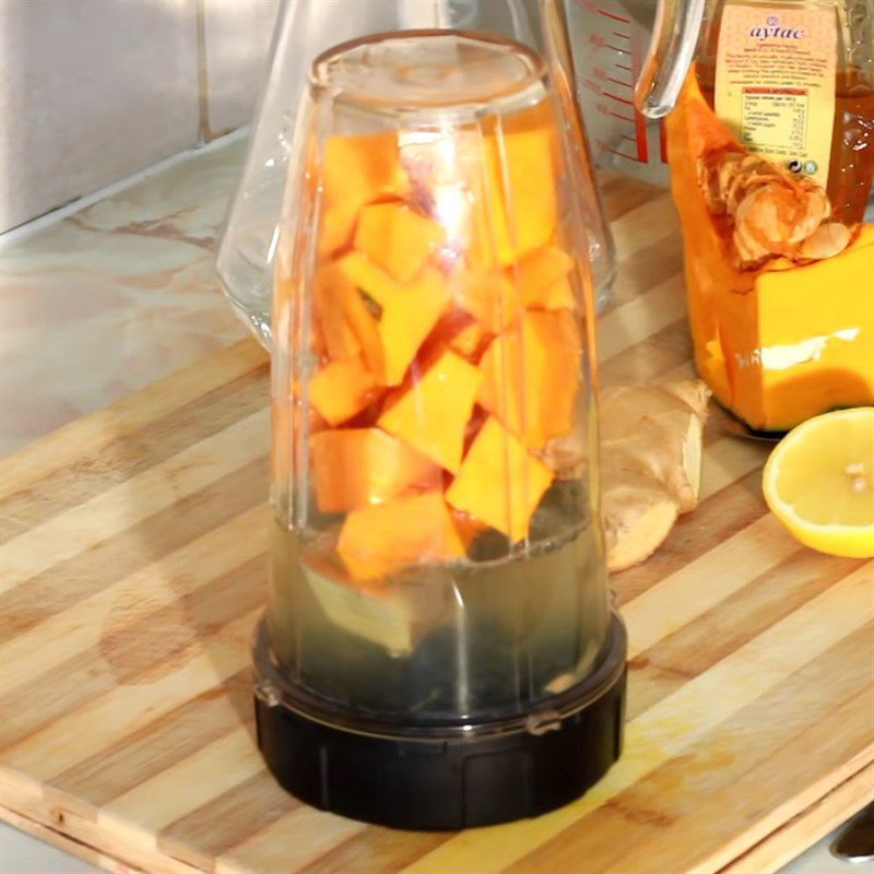 Step 2 Blend the mixture of ingredients Pumpkin juice with lemon and ginger