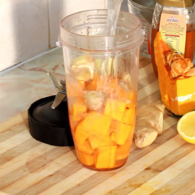 Step 2 Blend the mixture of ingredients for Pumpkin Juice with Lemon and Ginger