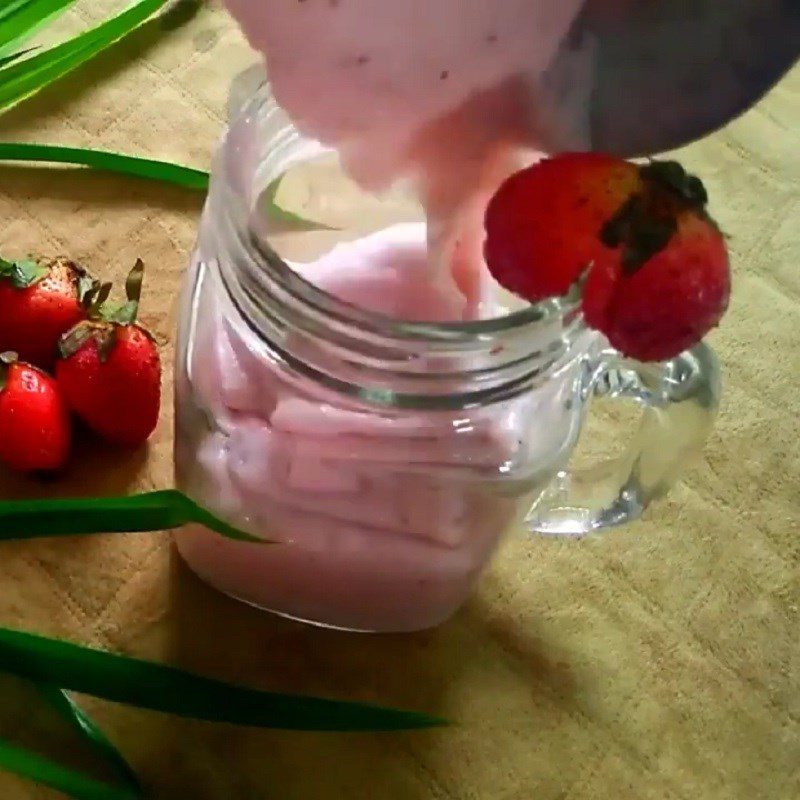 Step 2 Blend strawberry sáp coconut mixture Strawberry sáp coconut smoothie