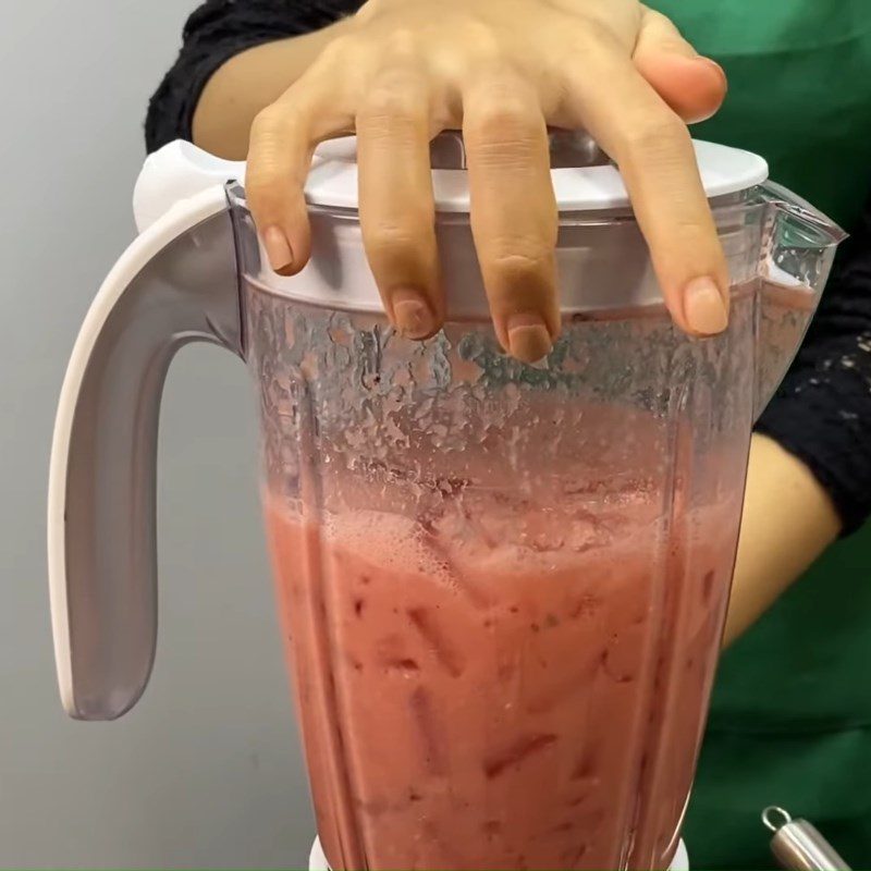 Step 2 Blend the pineapple (thơm) and watermelon ingredient mixture