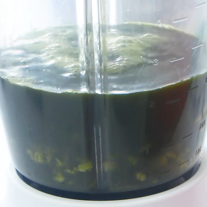 Step 3 Blend the mixture together Malabar spinach green bean smoothie