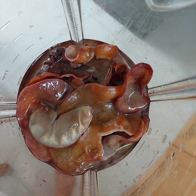 Step 2 Blend the black fungus Black fungus and red date water