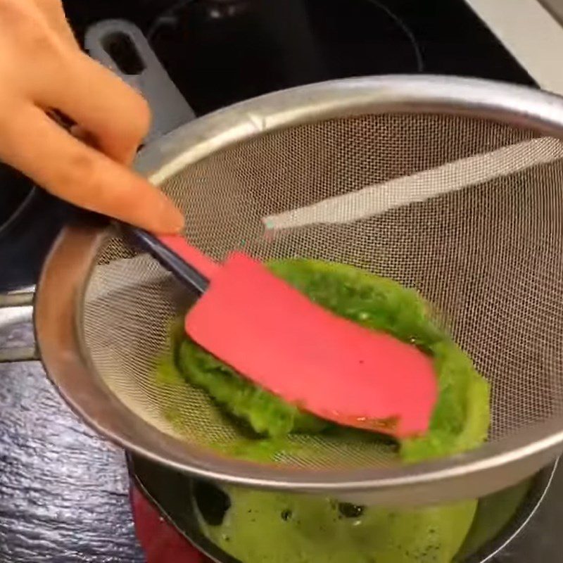 Step 1 Blend pandan juice Pandan crepe with banana cream filling