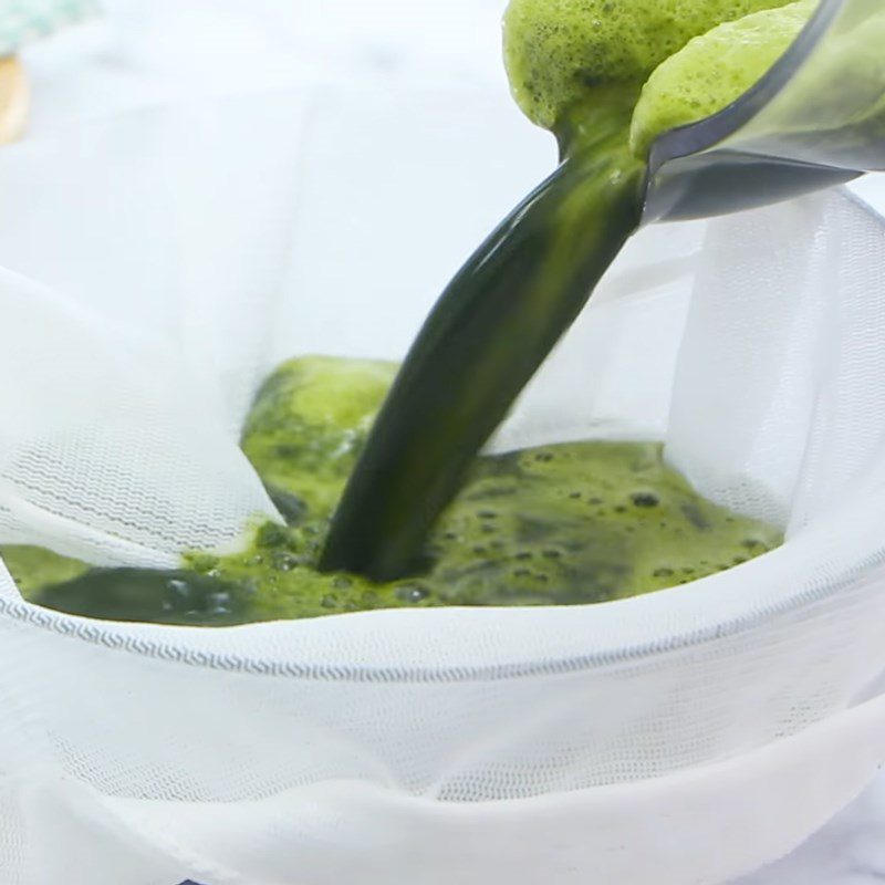 Step 1 Blend pennywort and green beans for Pennywort, Green Bean, Coconut Milk Smoothie